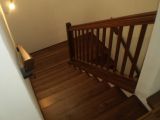 drevené orechové interierové schody