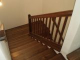 drevené lomené obklady schodov zabradlie