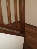 drevené obložené schody a zábradlie