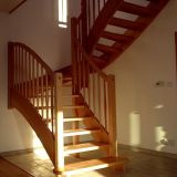 samonosné drevené schody